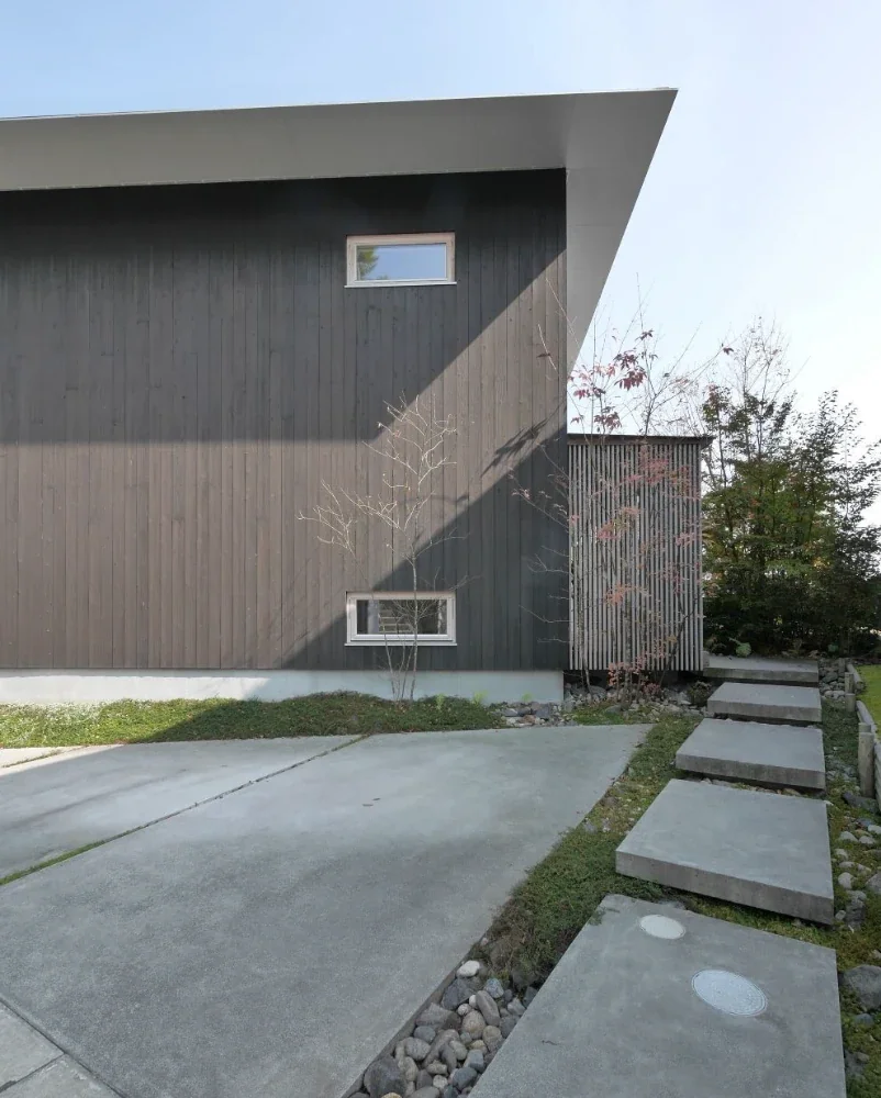 斜めに配置した"和と北欧"の住まい