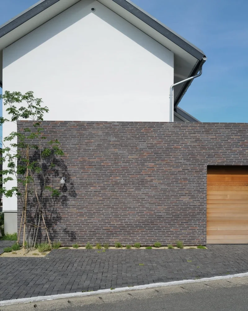 絵画のように中庭を望む住まい