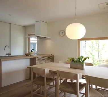 A 'Japanese and Scandinavian' Residence Arranged on a Diagonal｜Homes with Gardens｜Custom-built house｜Dining Area