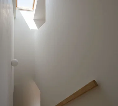 Living connected to nature, overlooking the garden from two sides｜Homes with Gardens｜Custom-built house｜Stairs