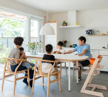 A relaxed lifestyle for a dual-income family raising children｜A Residence Inspired by Scandinavian Design｜Custom-built house｜Dining Area