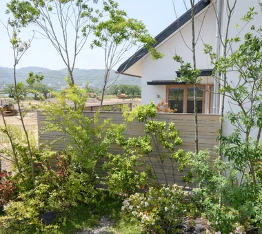Living connected to nature, overlooking the garden from two sides｜Homes with Gardens｜Custom-built house｜Garden