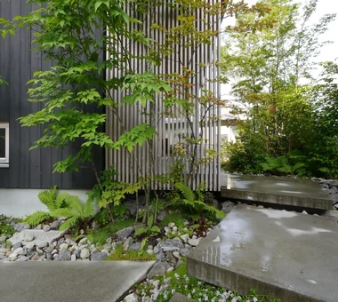 A 'Japanese and Scandinavian' Residence Arranged on a Diagonal｜Homes in Harmony with Nature｜Custom-built house｜Approach