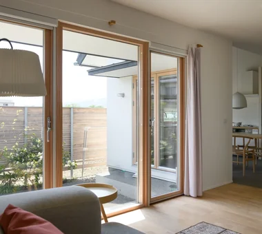 Living connected to nature, overlooking the garden from two sides｜Homes with Gardens｜Custom-built house｜Living Room