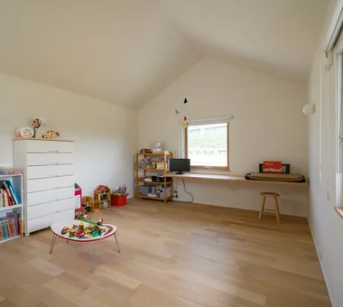 Living connected to nature, overlooking the garden from two sides｜Homes with Gardens｜Custom-built house｜Children's Room