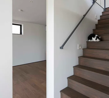 House on Kataokayama | Living beneath a large roof spanning the terrace.｜Glass-Enclosed Residences｜Custom-built house｜Bedroom