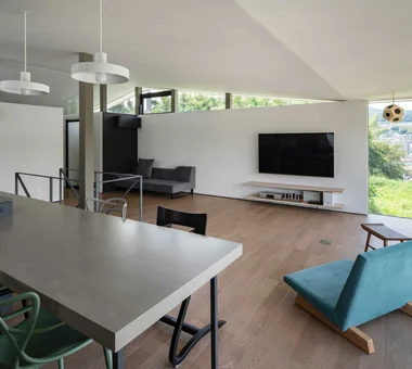House on Kataokayama | Living beneath a large roof spanning the terrace.｜Minimalist Design Residences｜Custom-built house｜Dining Area