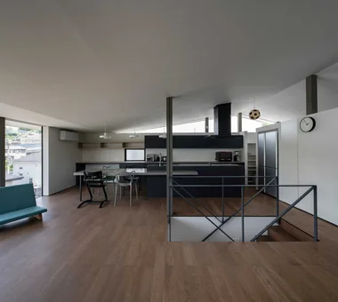 House on Kataokayama | Living beneath a large roof spanning the terrace.｜Glass-Enclosed Residences｜Custom-built house｜Living Room