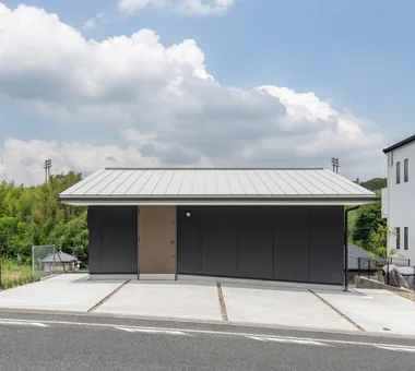 House on Kataokayama | Living beneath a large roof spanning the terrace.｜Glass-Enclosed Residences｜Custom-built house｜Exterior