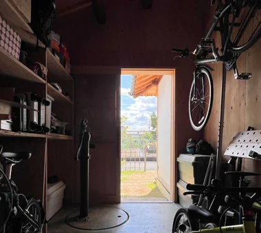 草臥之屋｜战前双拼长屋一侧改修｜带有墙面书架的住宅｜定制住宅｜收纳