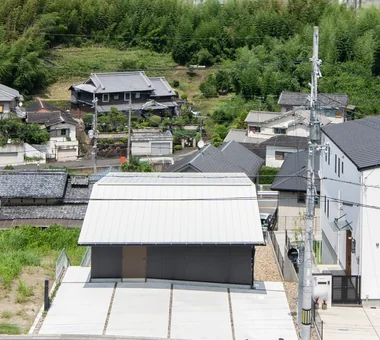House on Kataokayama | Living beneath a large roof spanning the terrace.｜Glass-Enclosed Residences｜Custom-built house｜Exterior