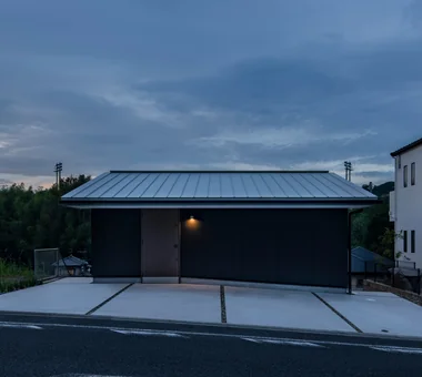 House on Kataokayama | Living beneath a large roof spanning the terrace.｜Glass-Enclosed Residences｜Custom-built house｜Exterior