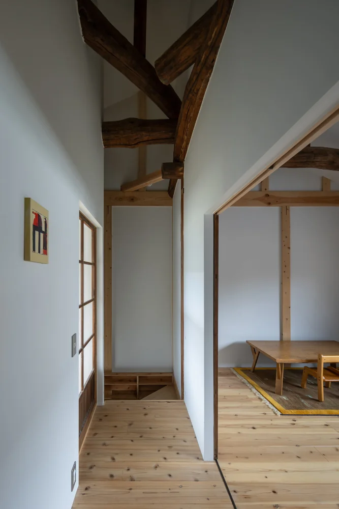 右手の子供部屋はしばらくオープンに使い、引分戸を嵌めて将来の分割に備える。