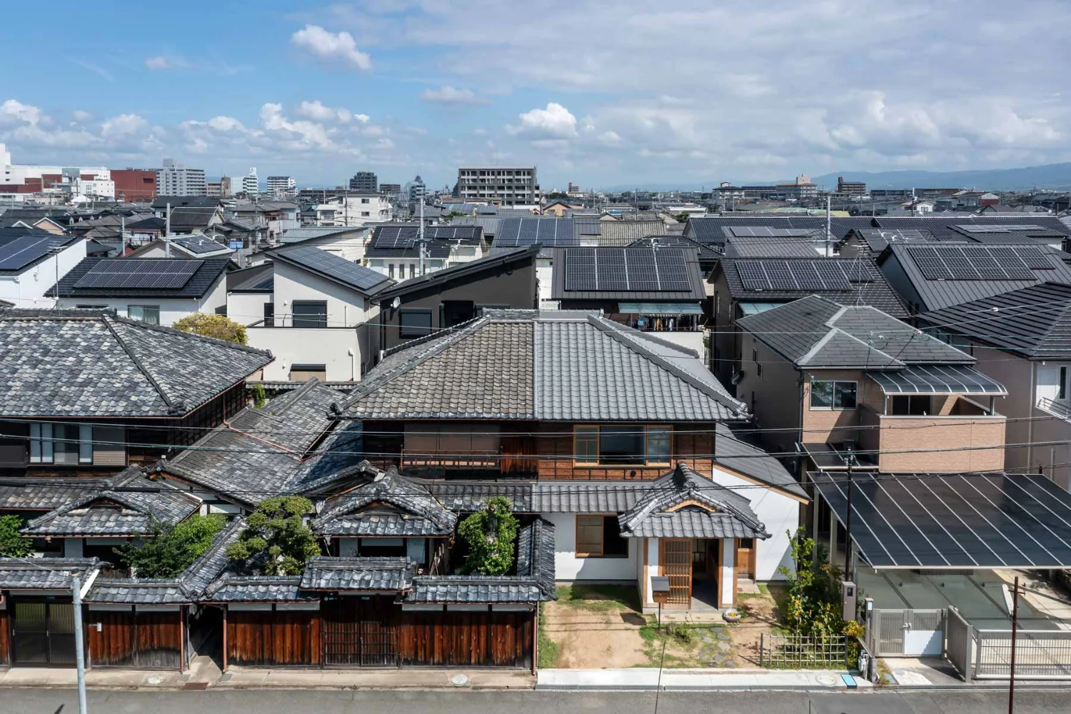 戦前に建てられたニコイチ借家の片側だけを改修して、若いご家族の住まいにリノベーシ