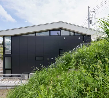 House on Kataokayama | Living beneath a large roof spanning the terrace.｜Glass-Enclosed Residences｜Custom-built house｜Exterior
