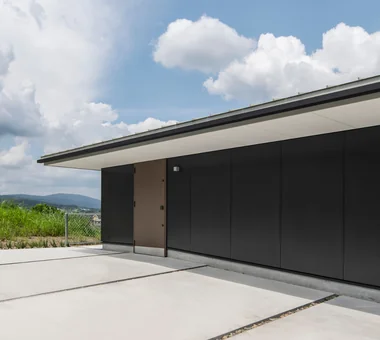 House on Kataokayama | Living beneath a large roof spanning the terrace.｜Glass-Enclosed Residences｜Custom-built house｜Exterior