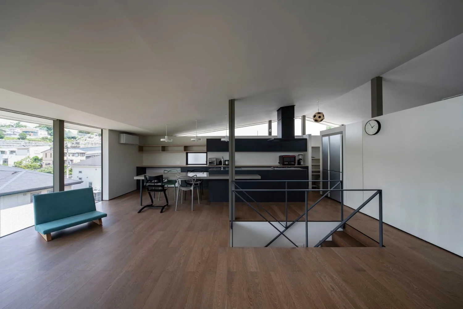 A large kitchen measuring 6.4 m in length.