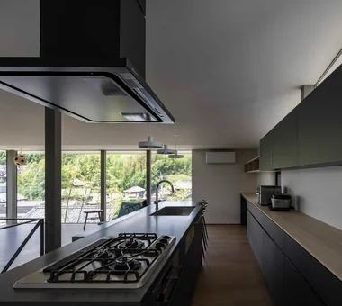 House on Kataokayama | Living beneath a large roof spanning the terrace.｜Minimalist Design Residences｜Custom-built house｜Kitchen