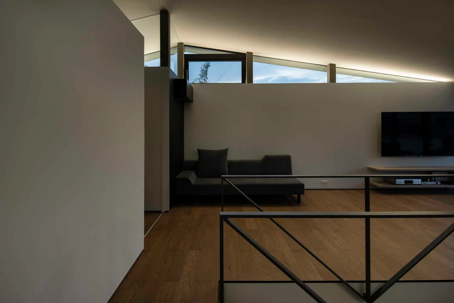Indirect lighting concealed in the triangular slit is dimmable to suit different scenes.