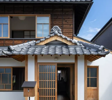 草臥之屋｜战前双拼长屋一侧改修｜带有墙面书架的住宅｜定制住宅｜玄关