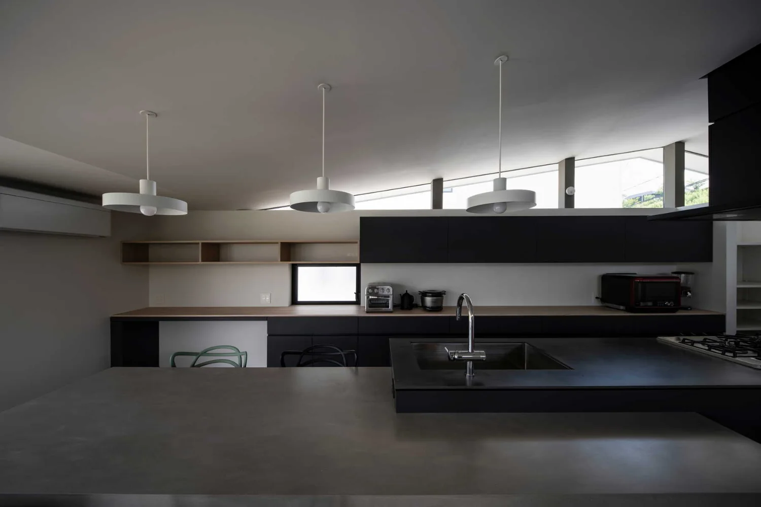 The kitchen and back unit are designed to emphasize the horizontal.｜House on Kataokayama | Living beneath a large roof spanning the terrace.