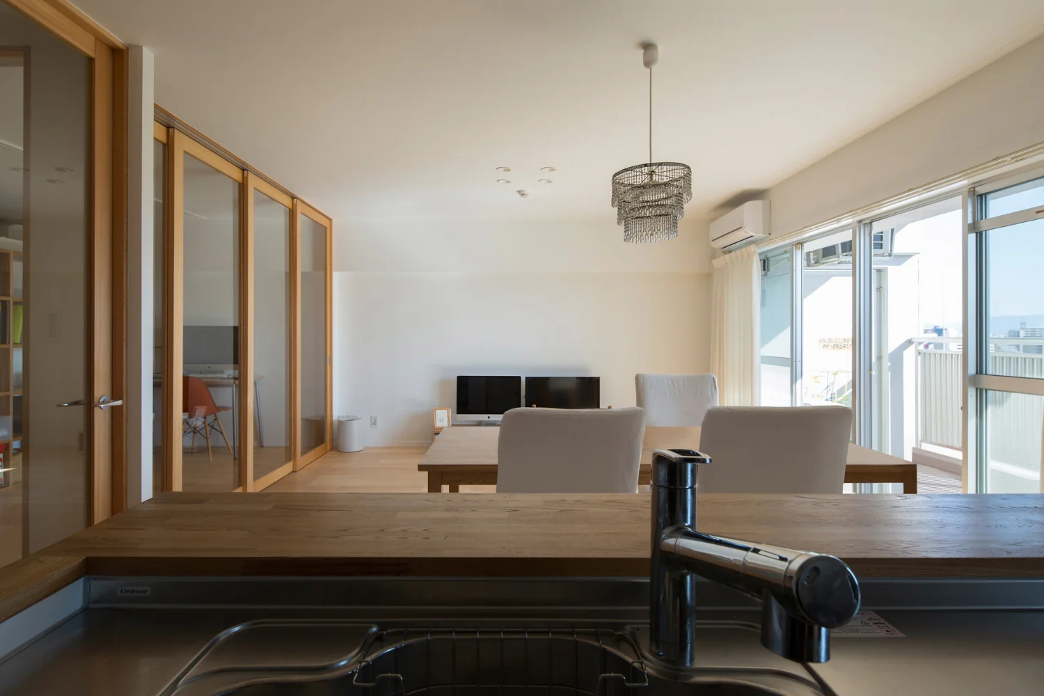 Joinery produced to full ceiling height, avoiding beam projections.｜Condominium Renovation with Cross-Ventilation | 'Fukinagashi' House
