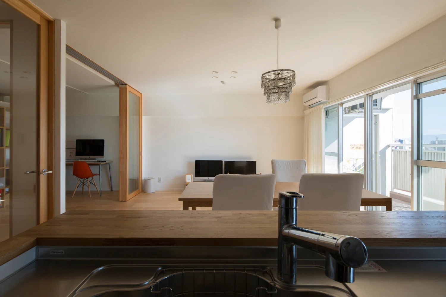 View from the kitchen toward the living area.｜Condominium Renovation with Cross-Ventilation | 'Fukinagashi' House