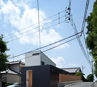 向街封闭、向绿地开放的住宅｜小型中庭与宽阔廊台｜吉他爱好者之家｜定制住宅｜外立面