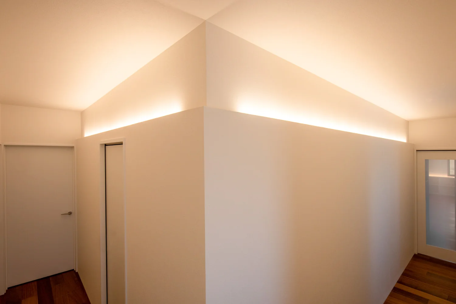 A cubic volume that contains the family closet. The LDK is on the right; the bedroom is on the left.