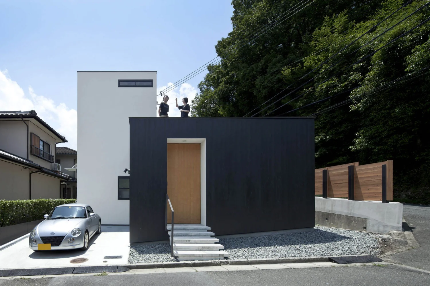 A dwelling closed to the street and opened to the greenery.