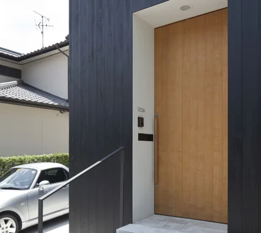 向街封闭、向绿地开放的住宅｜小型中庭与宽阔廊台｜吉他爱好者之家｜定制住宅｜入口通道
