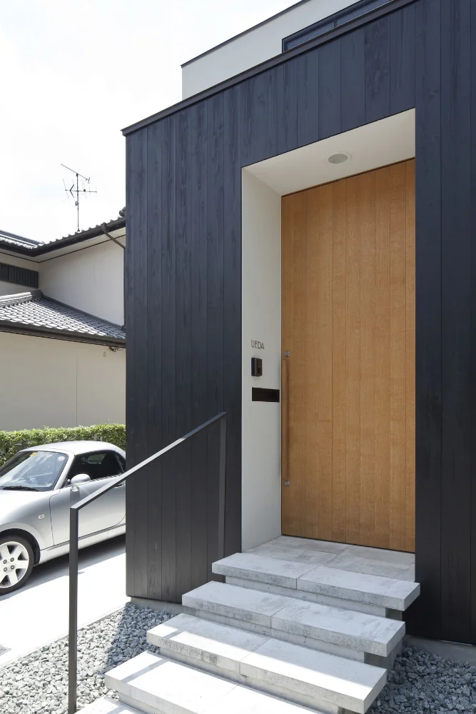 Approach paved with concrete slabs. Entrance door height: 2.6 m.