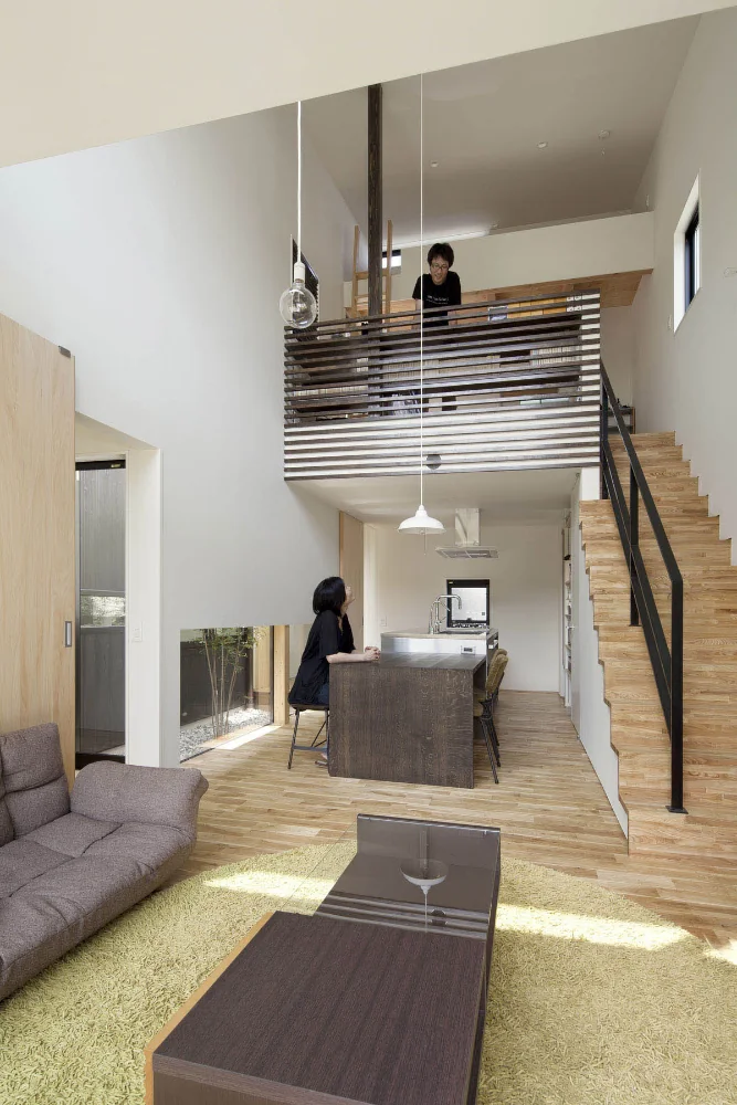 North–south openings create a natural cross-ventilation path.