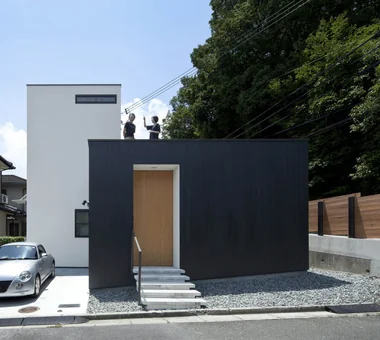 向街封闭、向绿地开放的住宅｜小型中庭与宽阔廊台｜吉他爱好者之家｜定制住宅｜外立面