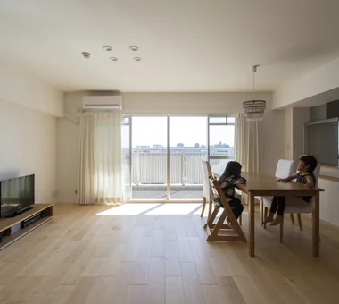 Condominium Renovation with Cross-Ventilation | 'Fukinagashi' House｜The Simple House｜Custom-built house｜Living Room