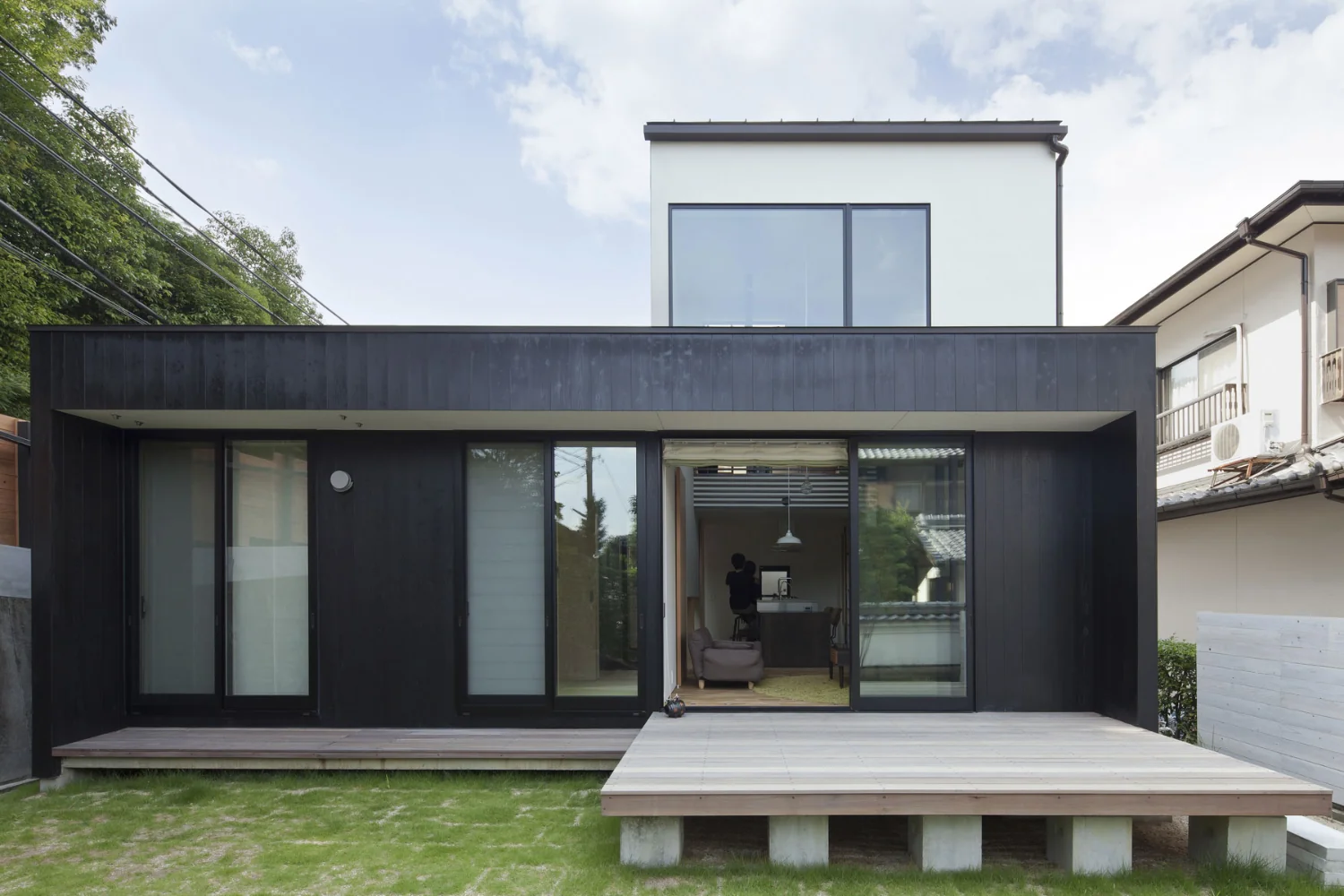 A large verandah that functions both as a covered corridor (nure-en) linking the rooms and as a wood deck.