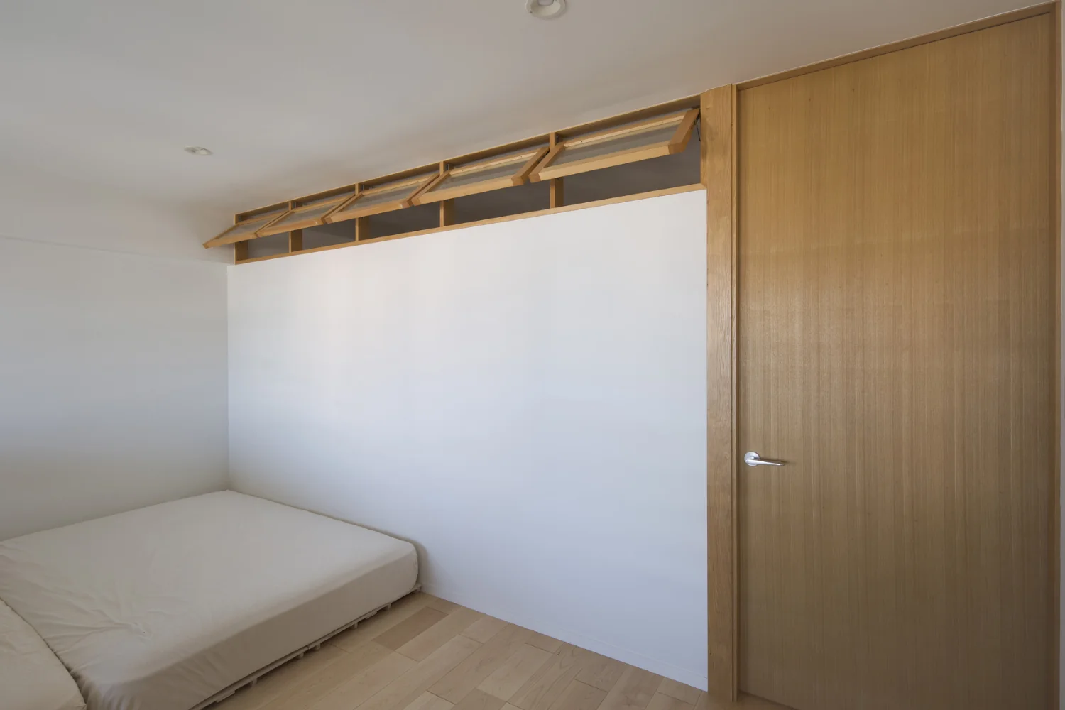 Inward-tilting windows incorporate a free-stop mechanism to adjust opening positions.