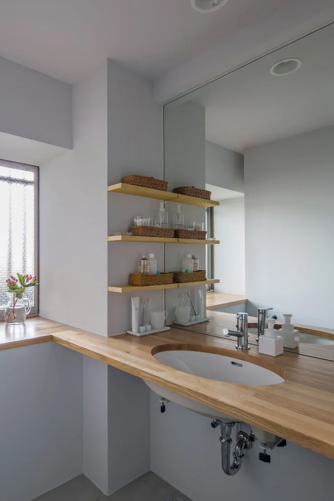 Converted the window-side private room into a larger, brighter washroom.