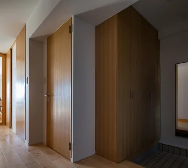 Condominium Renovation with Cross-Ventilation | 'Fukinagashi' House｜The Simple House｜Custom-built house｜Entrance hall