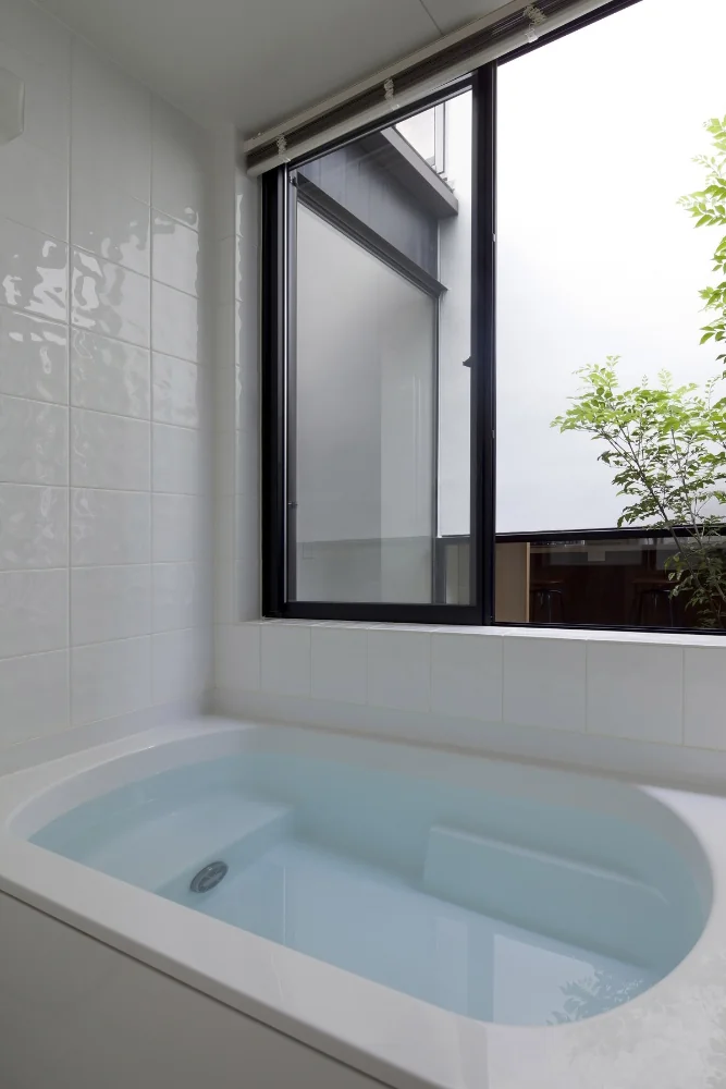 The small courtyard enables a bright, open-feeling yet private bathroom.