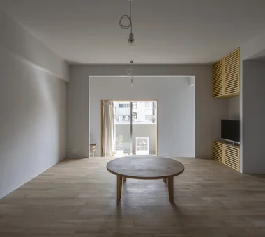 Flat with Raised Seating Area and Through-Passage | Tranquil House｜The Simple House｜Custom-built house｜Living Room