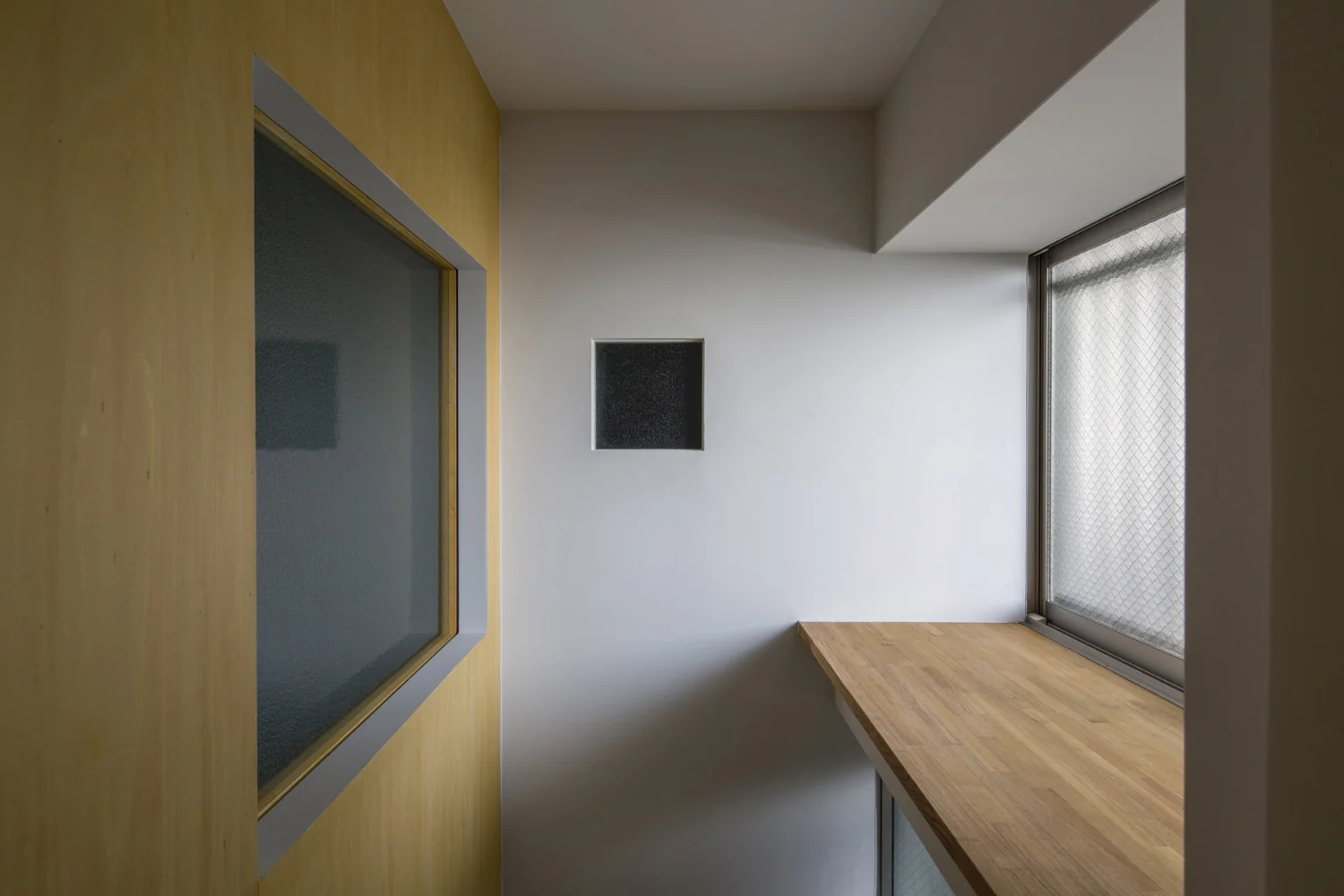 The gap between the entrance and the bedroom is home to the medaka (Japanese rice fish).