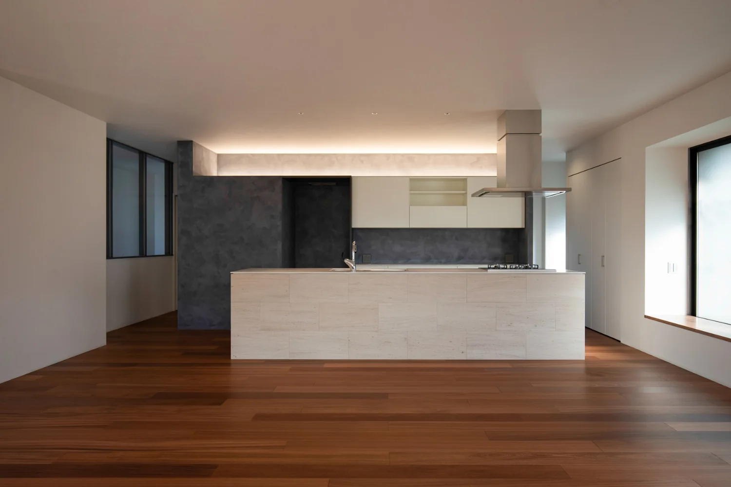 Island kitchen positioned at the center of the generous 40-tatami LDK. Ceiling height is 2,700 mm.