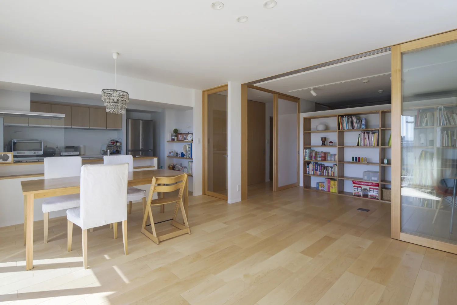 Overall view of the LDK. The space above the bookshelf forms a ventilation passage.