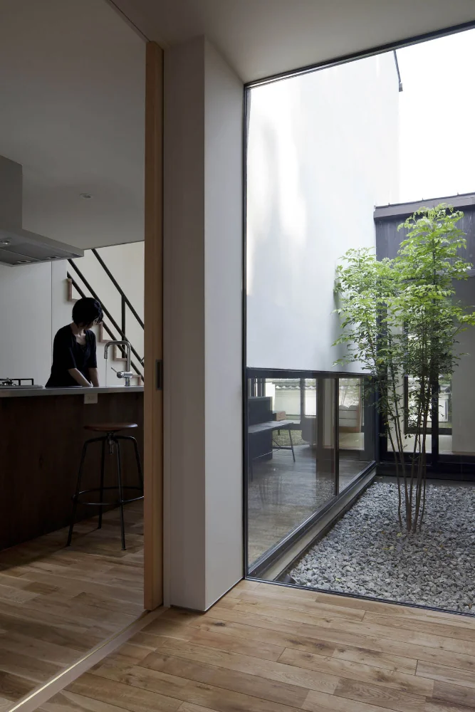 A plan with continuous circulation organized around the central courtyard.