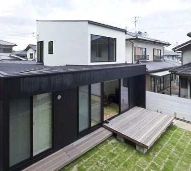 向街封闭、向绿地开放的住宅｜小型中庭与宽阔廊台｜吉他爱好者之家｜定制住宅｜庭院