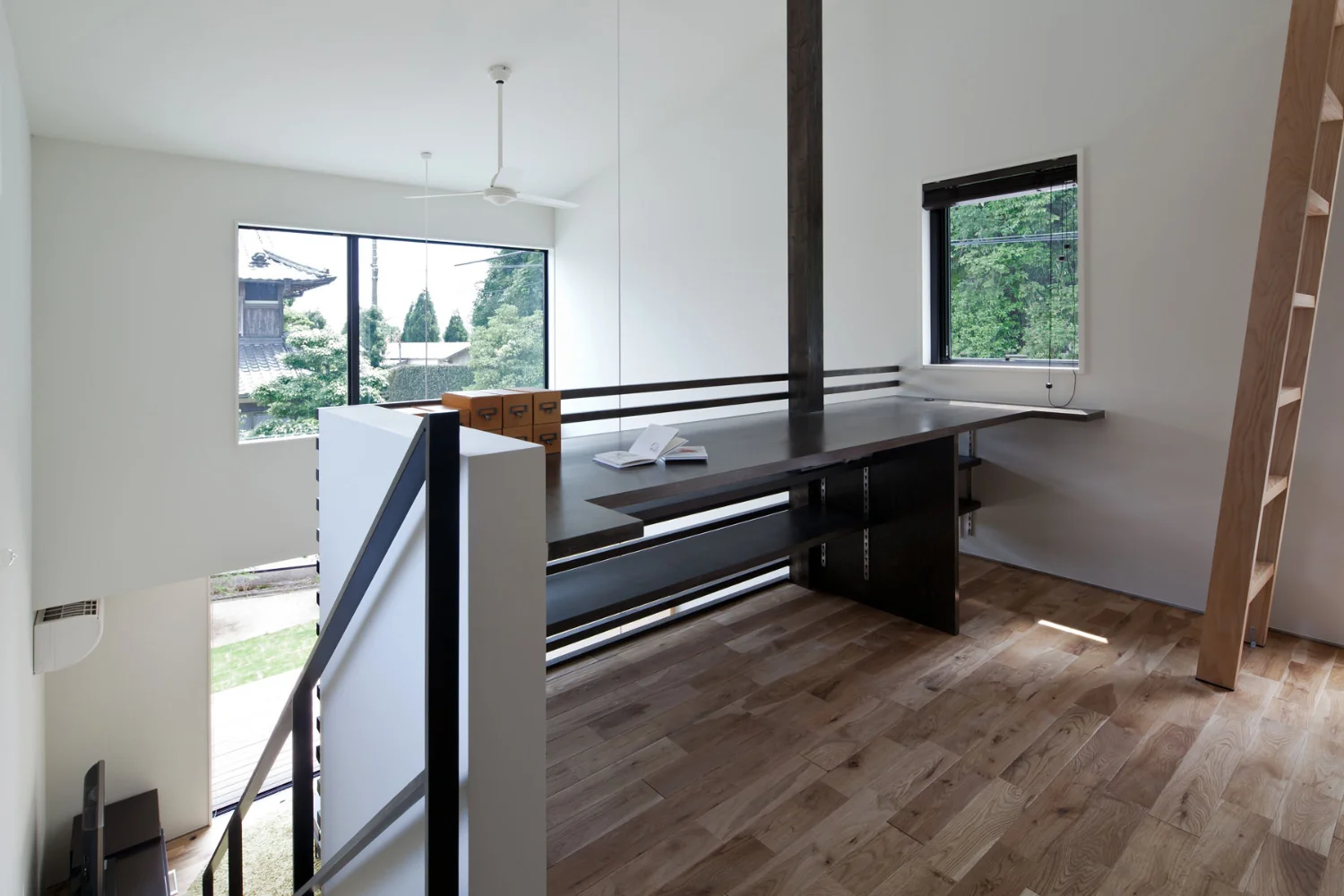 A Residence Closed to the Street, Open to Greenery: A House with a Small Courtyard and a Generous Veranda
