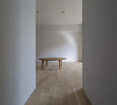 Flat with Raised Seating Area and Through-Passage | Tranquil House｜The Simple House｜Custom-built house｜Living Room