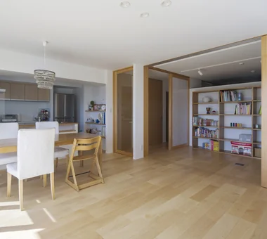 Condominium Renovation with Cross-Ventilation | 'Fukinagashi' House｜The Simple House｜Custom-built house｜Living Room