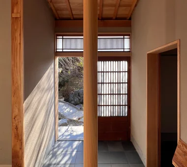 Renovation of an Urban Residence Retaining a Kura | Abeno Residence｜Homes for Antique Enthusiasts｜Custom-built house｜Entrance hall